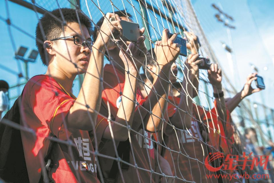 火爆的赛场氛围，球迷尖叫喝彩的简单介绍