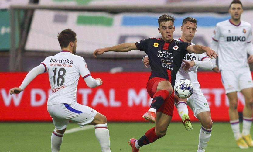 阿贾克斯大比分获胜，轻松突围晋级